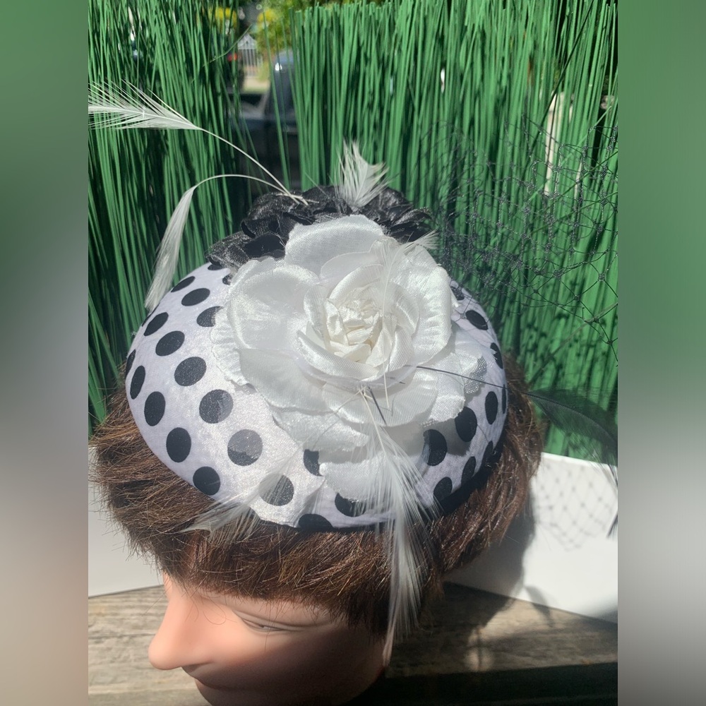⭐️ Fascinator - BRITISH Polka dot with Black and White Flowers EUC - Picture 11 of 16